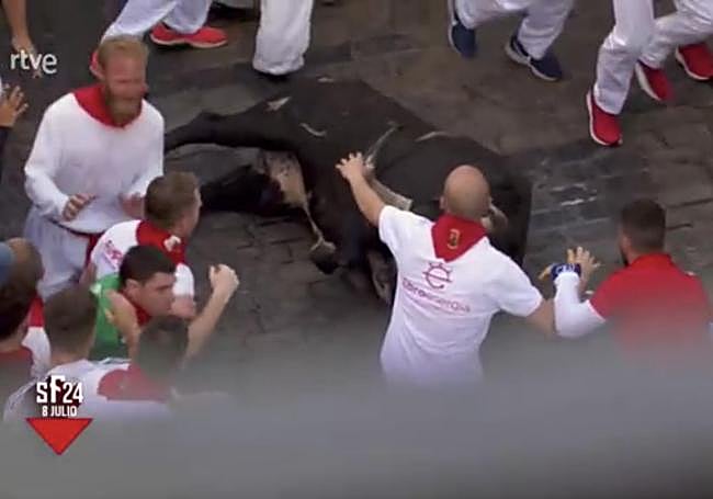 Momento en el que el toro se rompe el pitón.