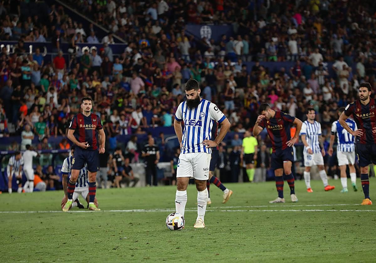 Imagen principal - Secuencia del penalti que le dio el ascenso a Primera al Alavés.