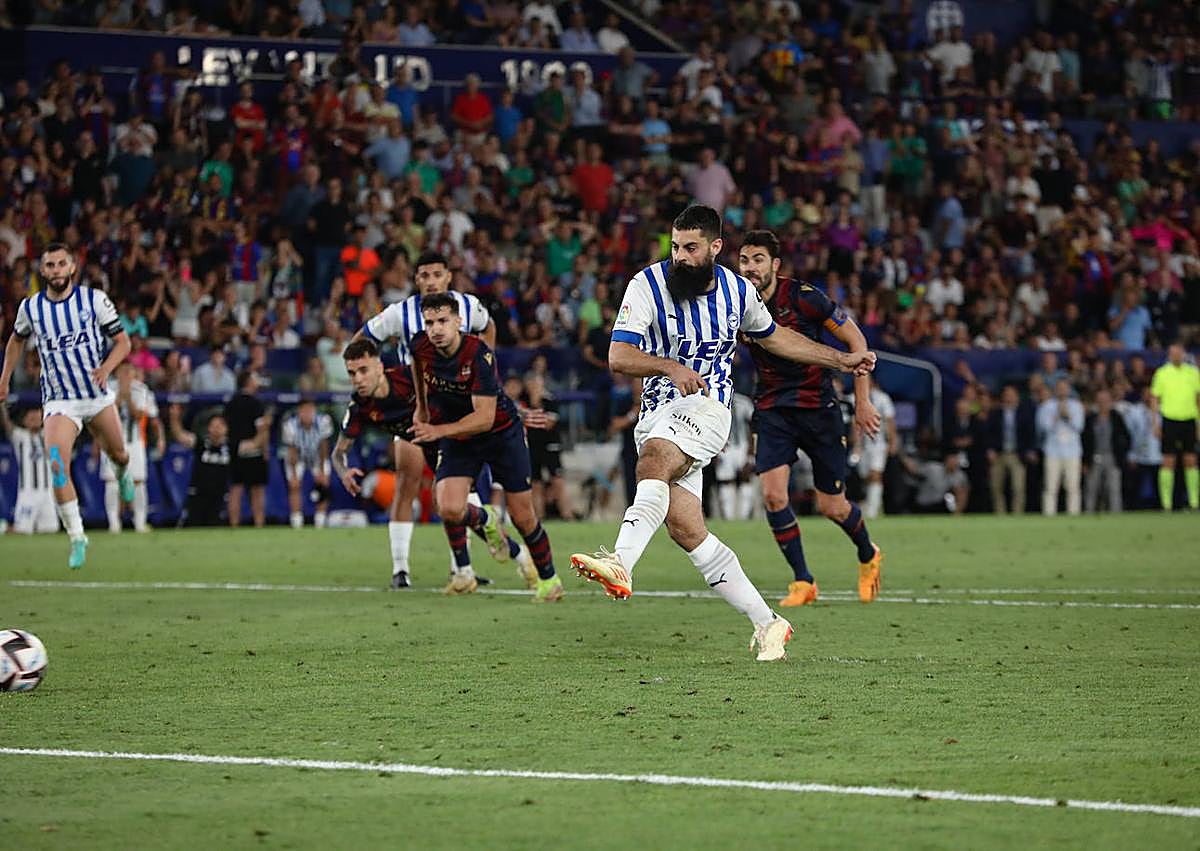 Imagen secundaria 1 - Secuencia del penalti que le dio el ascenso a Primera al Alavés.