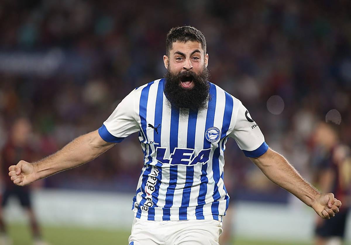 Villalibre celebra el gol del ascenso del Alavés a Primera.