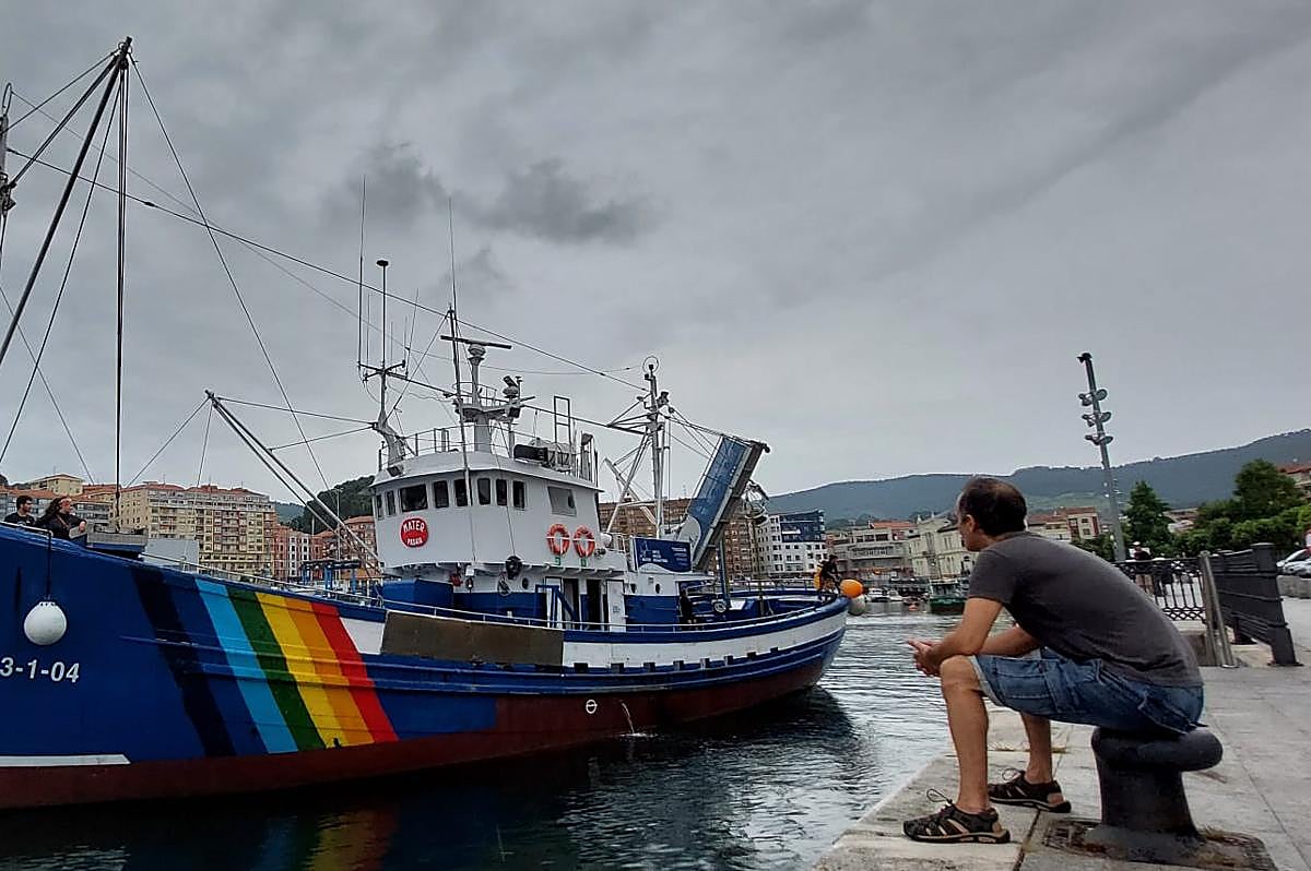El barco museo 'Mater' permanecerá atracado hasta el viernes en el muelle Artza de Bermeo antes de proseguir su travesía hasta Ondarroa.