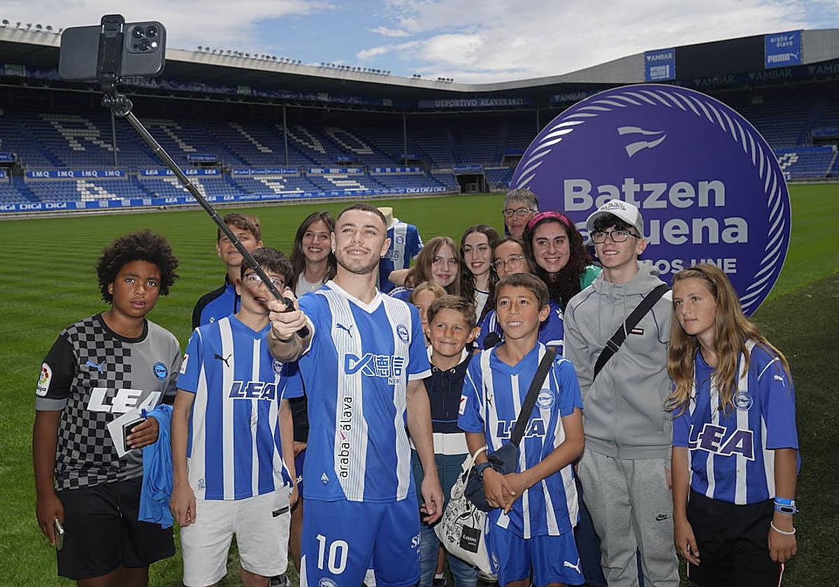 Conechny se fotografía con aficionados albiazules en Mendizorroza.