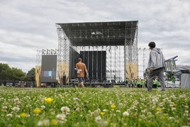 Vista del escenario grande, con sus cerca de 30 metros de altura, a la espera de que los operarios colocaran este martes las pantallas gigantes.