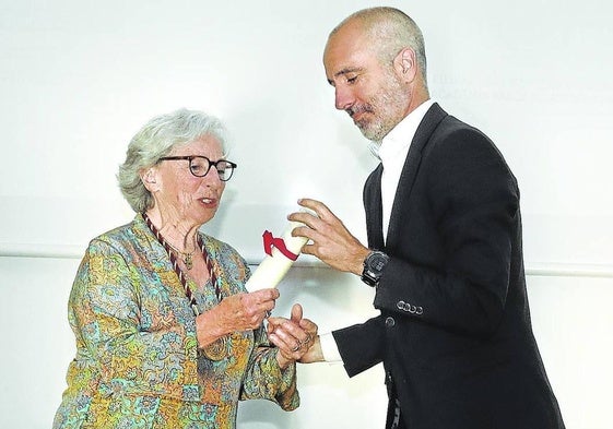 Iñigo Ibarnegaray recibe el Premio Multimedia de manos de María del Mar Churruca.