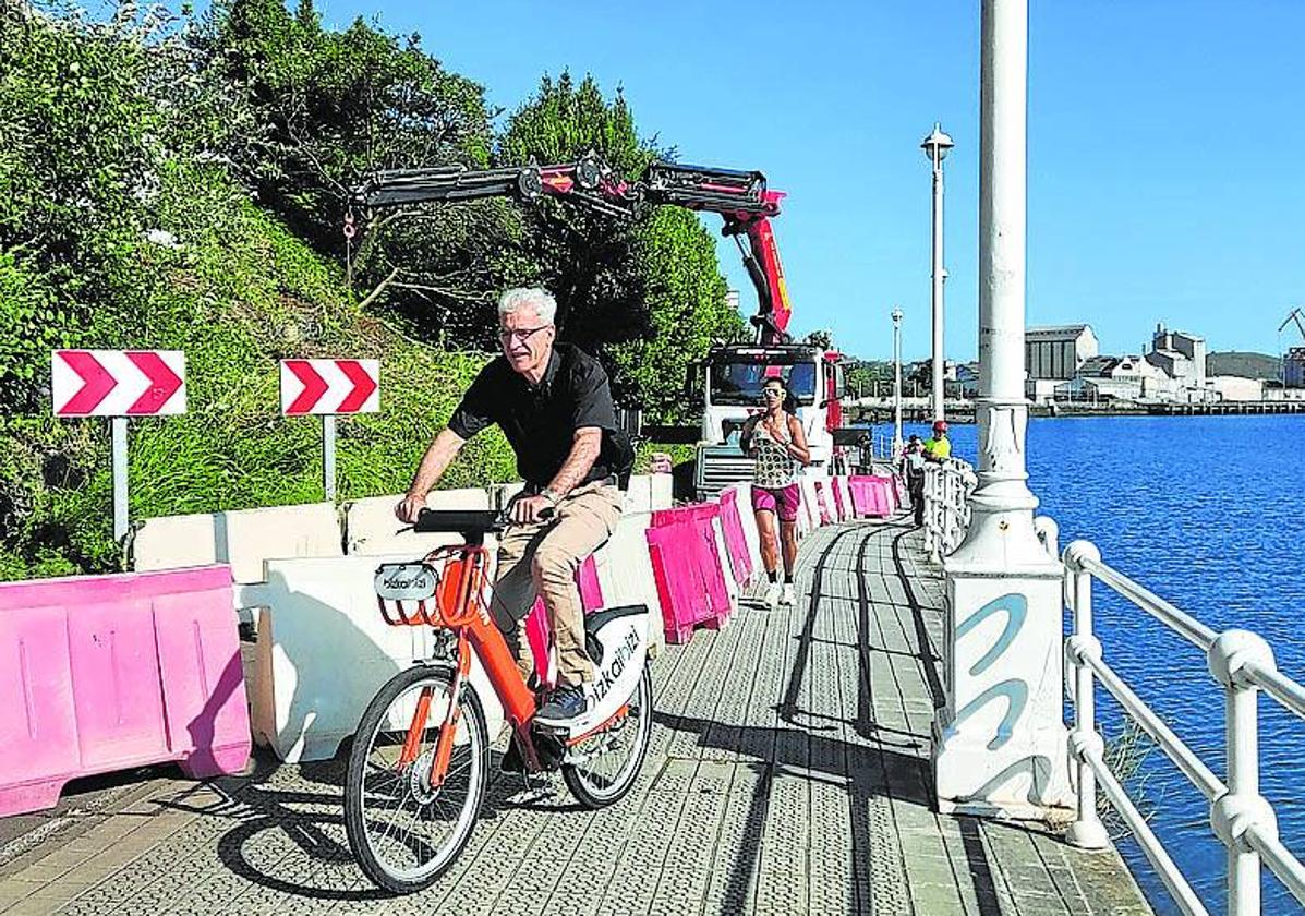 Un ciclista atraviesa el tramo cortado desde hace 31 meses.