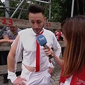 Un mozo acaba con la camisa echa jirones tras el encierro