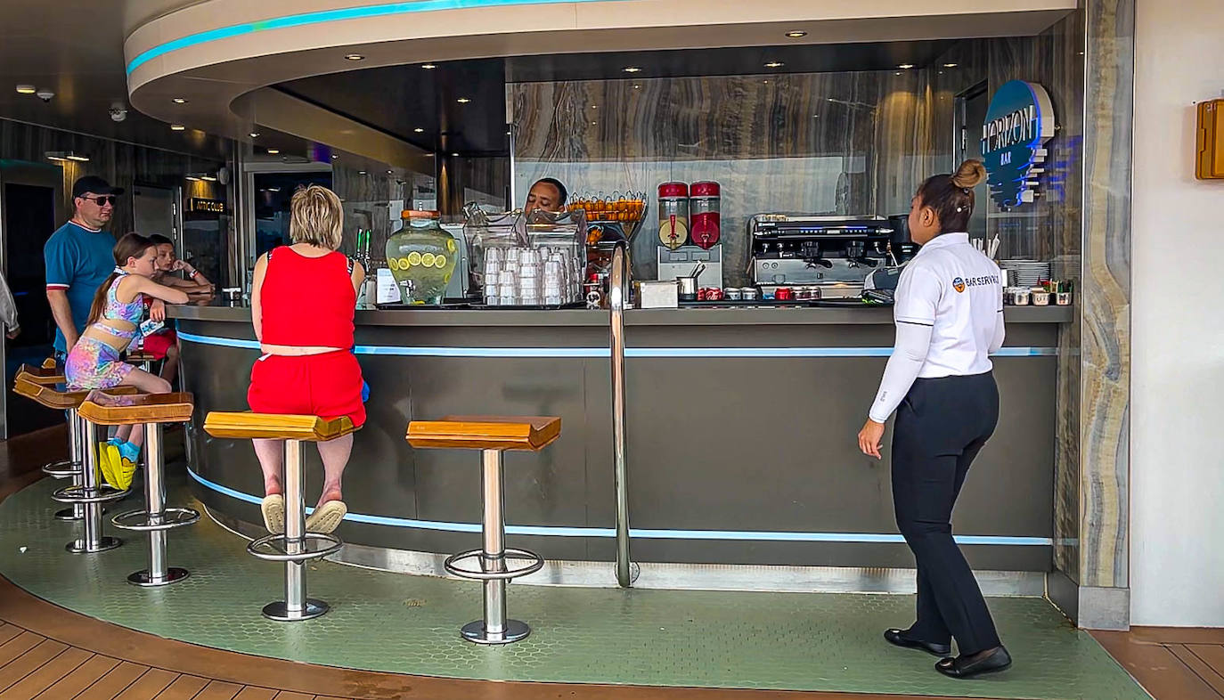 Lujo en altamar: así es el glamuroso crucero atracado en Getxo