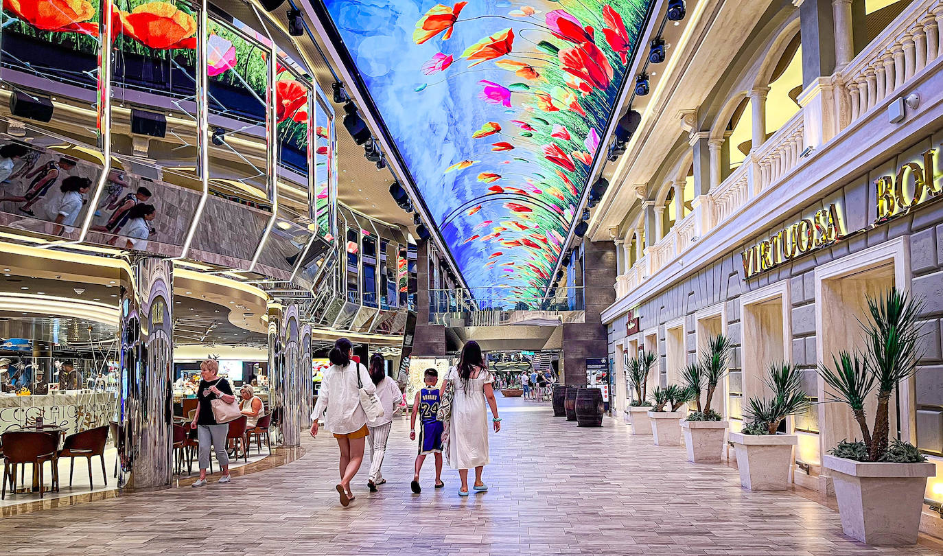 Lujo en altamar: así es el glamuroso crucero atracado en Getxo