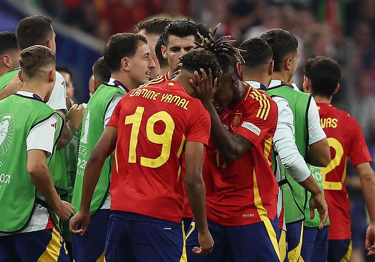 Yamal y Nico juntan sus cabezas para celebrar el gol.