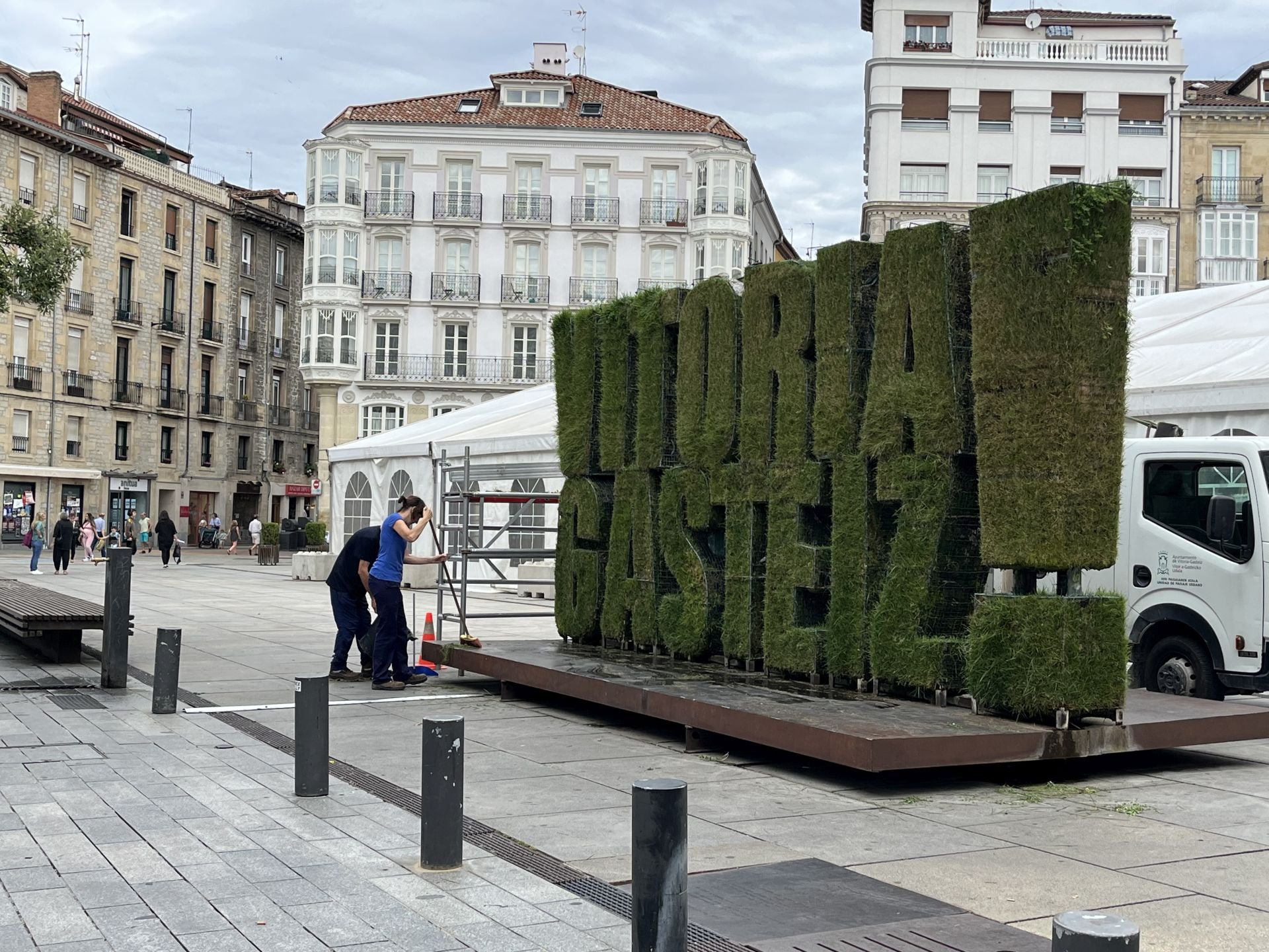 Los trabajadotres del Ayuntamiento de Vitoria hacen mantenimiento a la escultura