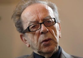 Ismail Kadare eleberrigile albaniarra, elkarrizketa batean.