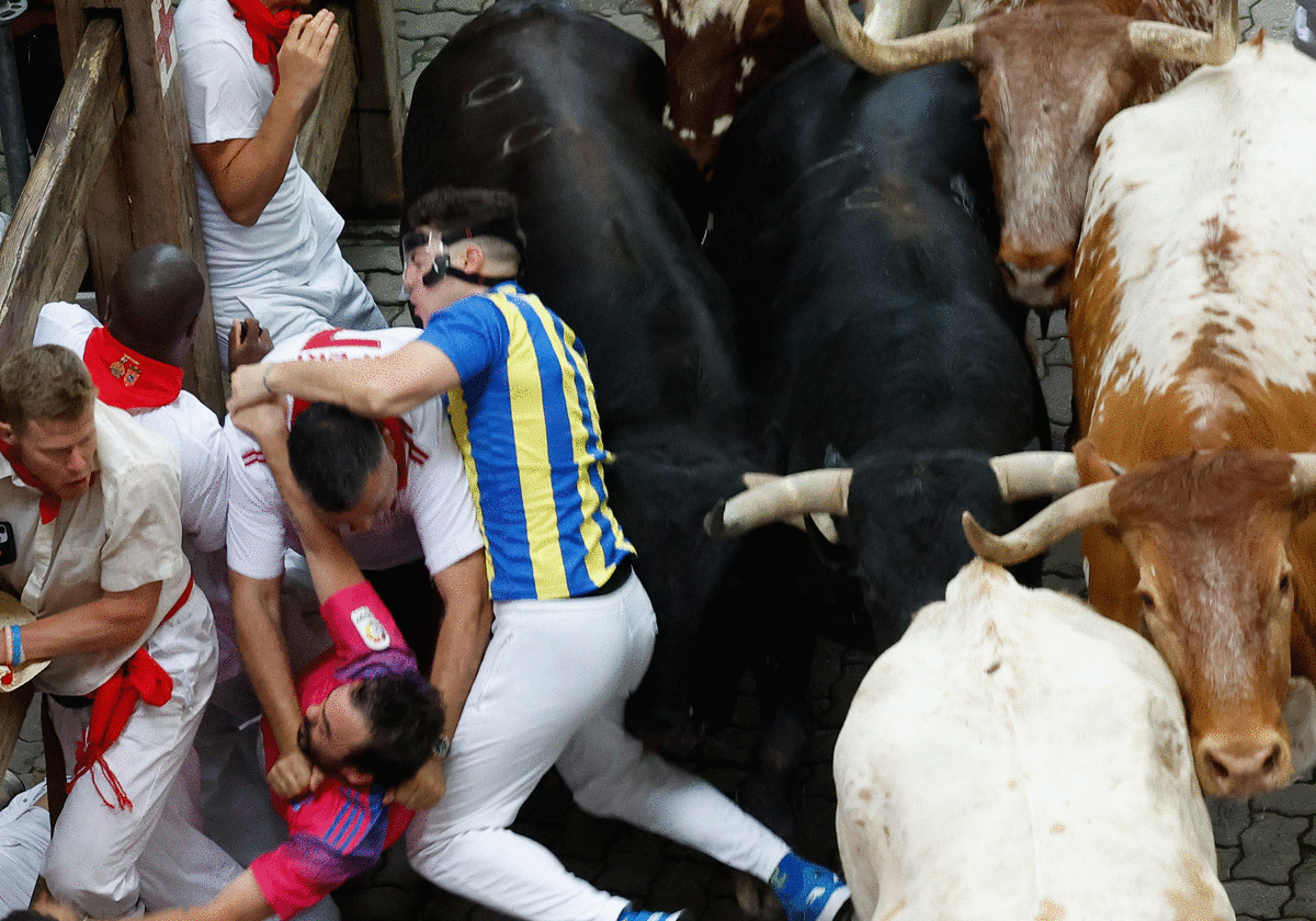 El milagro del 'corredor de la máscara' en el rápido encierro de los Victoriano del Río en Sanfermines