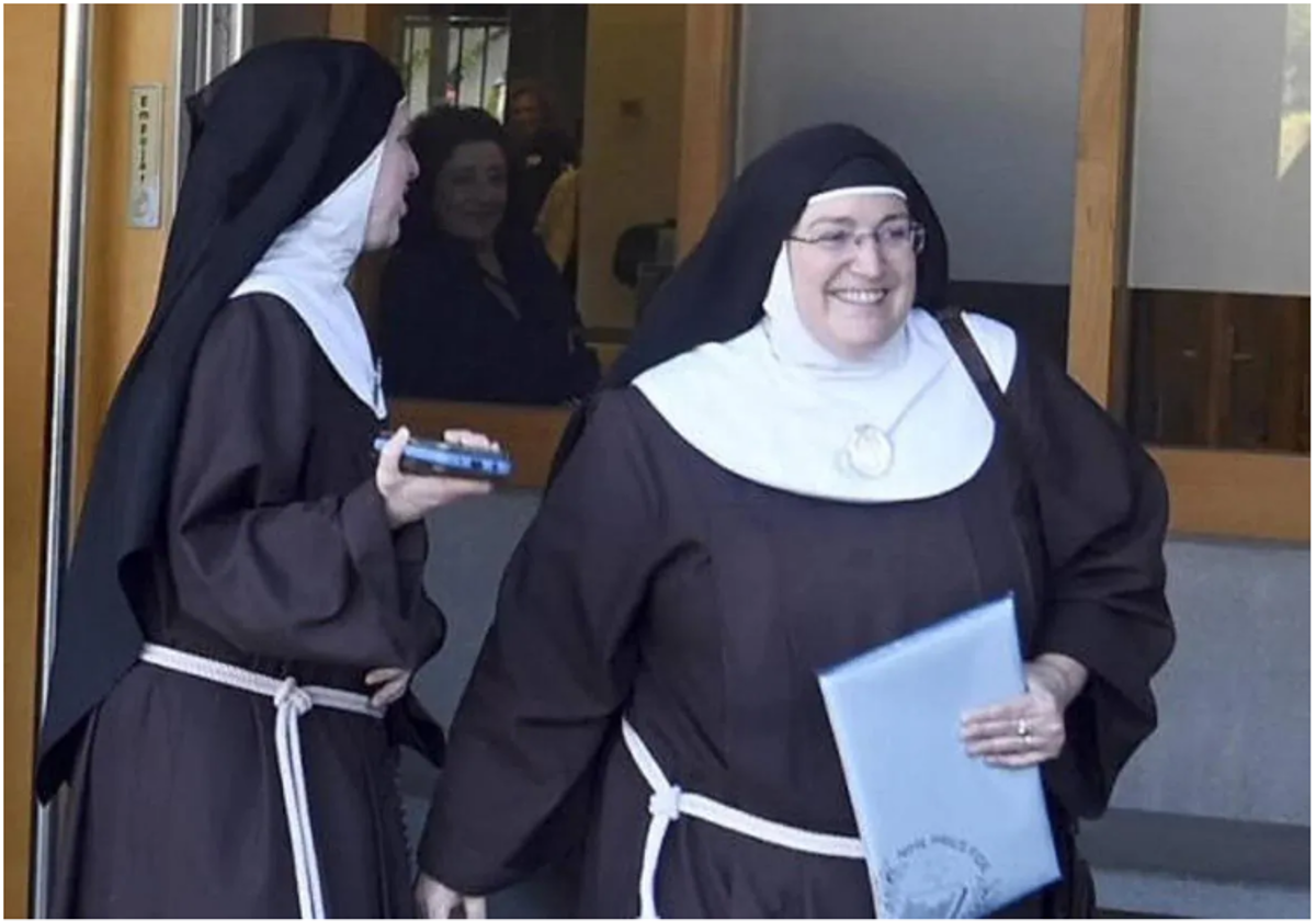 La exabadesa de Belorado, saliendo de los Tribunales de Burgos. L