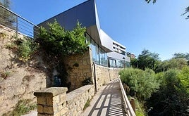 La cafetería Usategi está situada en un entorno privilegiado, pero lleva nueve años cerrada.