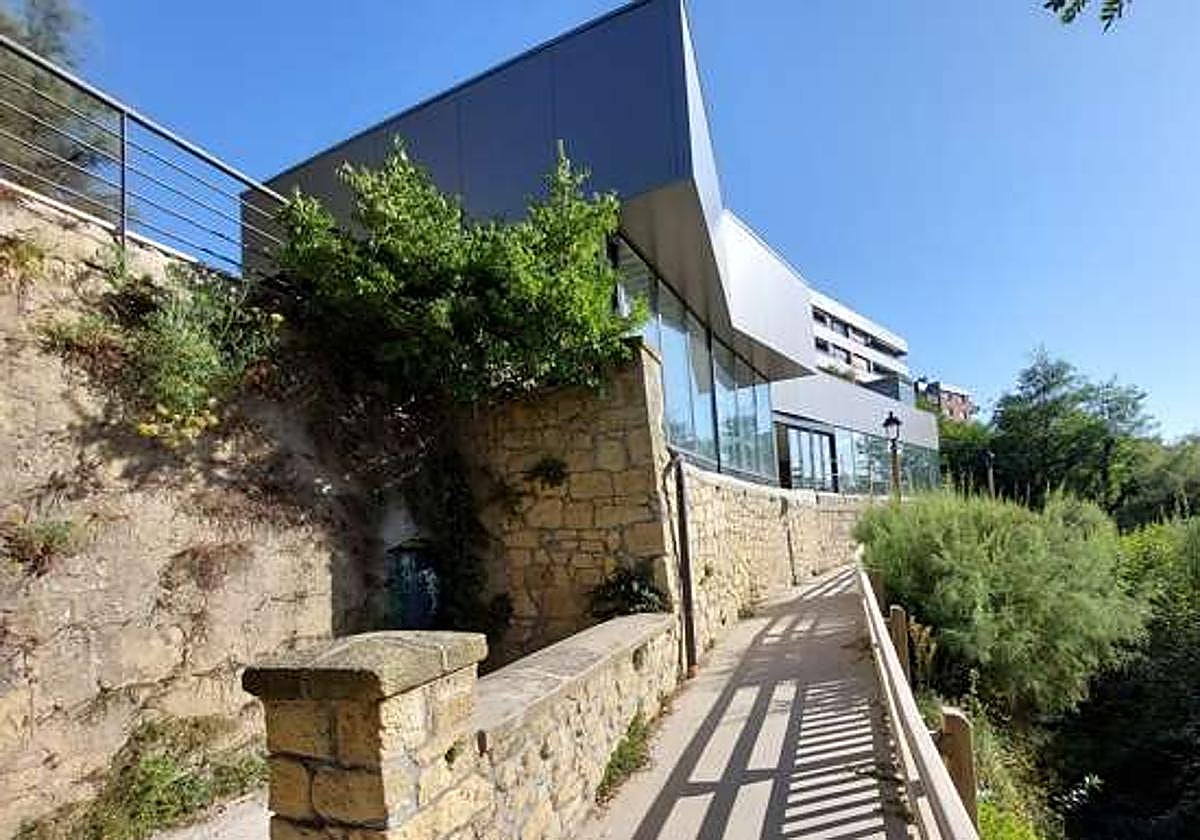 La cafetería Usategi está situada en un entorno privilegiado, pero lleva nueve años cerrada.