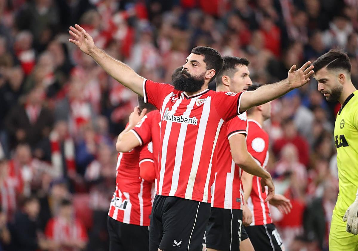 Asier Villalibre celebra el gol que marcó ante el Cádiz en San Mamés.