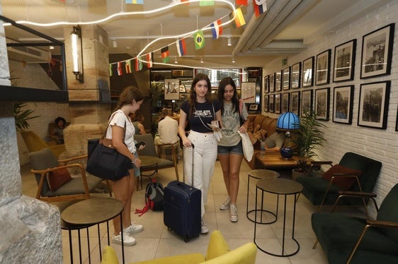 Clientes que llegan al hostel Latroupe, en Bilbao