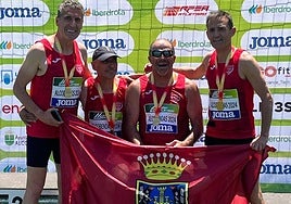 Los campeones, en el podio.