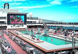 Una de las cinco piscinas de la que pueden disfrutar los pasajeros.