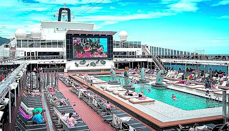 Una de las cinco piscinas de la que pueden disfrutar los pasajeros.