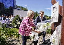 Mari Mar Blanco y Alberto Núñez Feijóo, durante la ofrenda floral a Miguel Ángel Blanco en Ermua.