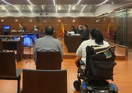 La empleada de hogar y su pareja, esta mañana de miércoles en la Audiencia Provincial de Álava.