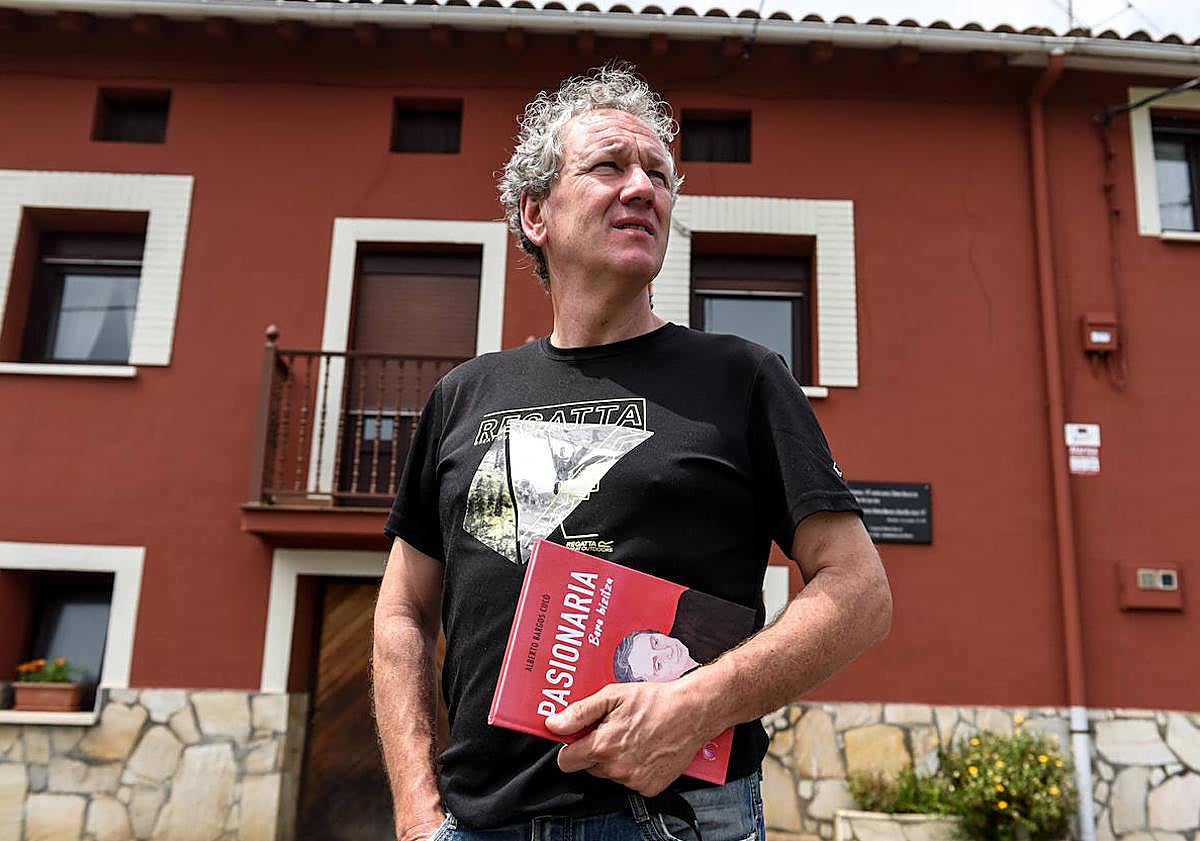 Imagen principal - «Pasionaria Euskal Herriak eman duen emakumerik garrantzitsuena da, esparru politikoan behintzat»