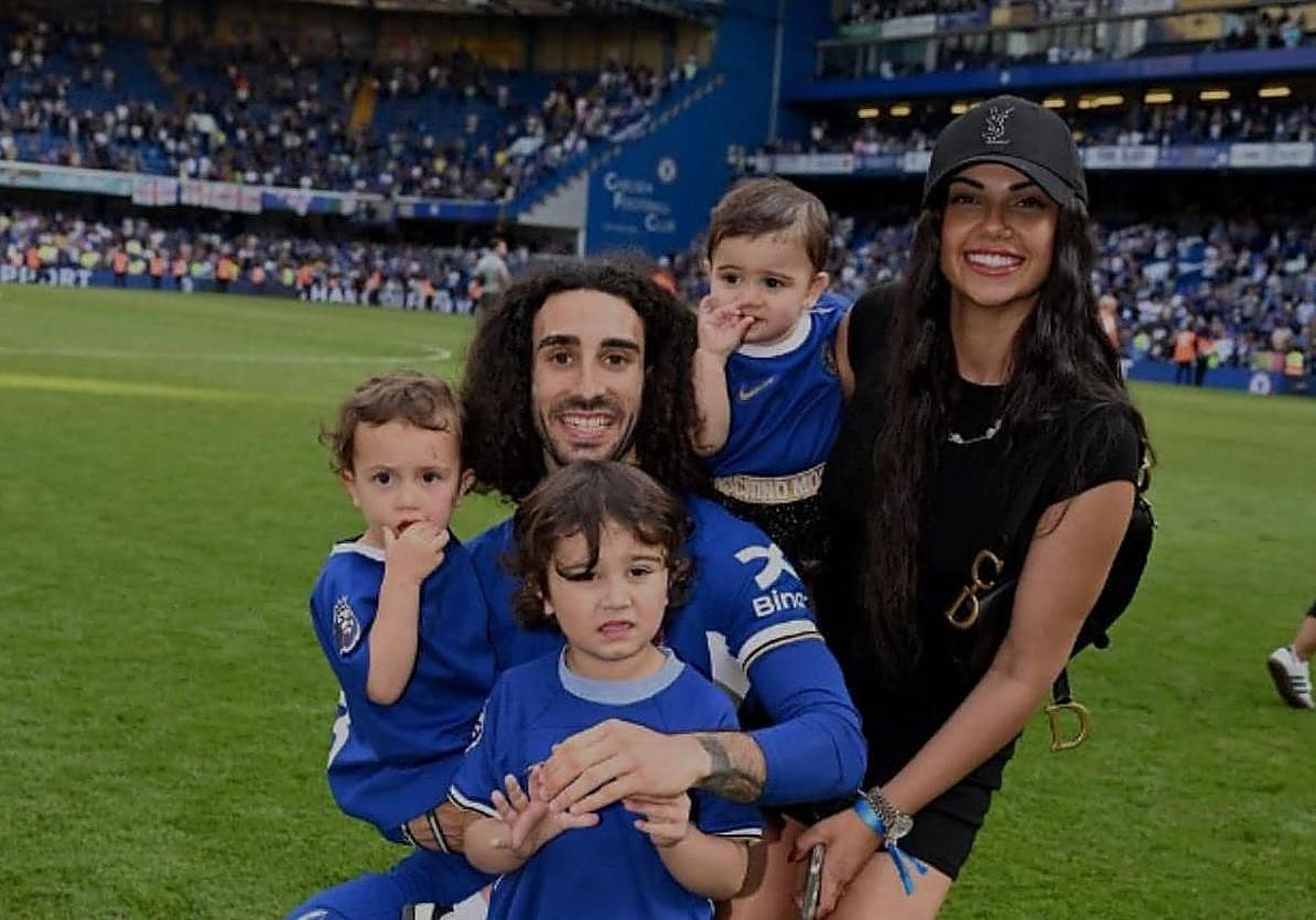 Cucurella con su pareja y sus tres hijos.