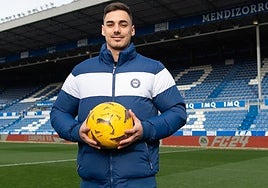 Joseda Álvarez en el momento que cerró su renovación con el Alavés hasta 2027.