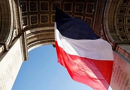 Bandera francesa, en el Arco de Triunfo de París.