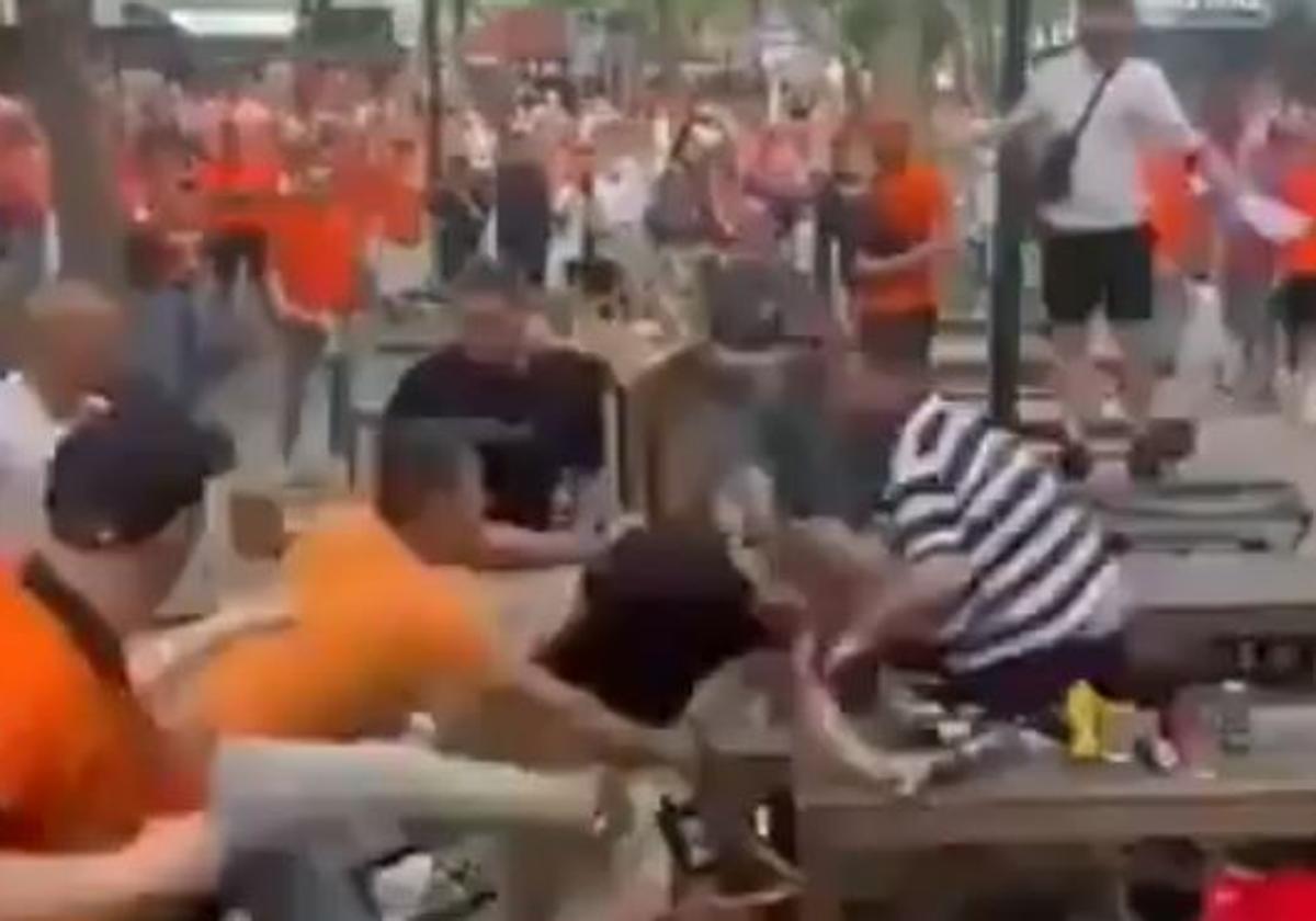 Sillas y televisores por los aires en una pelea entre hinchas ingleses y holandeses en un pub de Dortmund