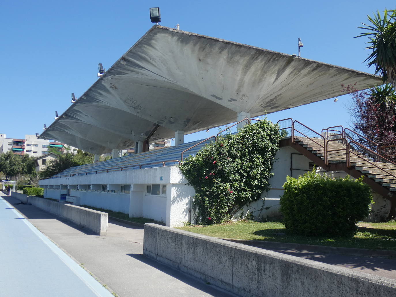ORGANICISMO. CIUDAD DEPORTIVA DE FADURA (TRIBUNA DEL CAMPO FÚTBOL). JAVIER ORTEGA, MARTÍN ENCISO Y ÁLVARO LÍBANO, 1970-1975. ARQUITECTOS. AVENIDA LOS CHOPOS 46