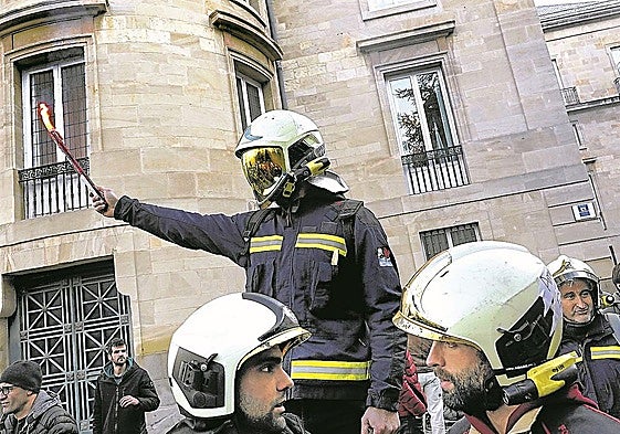 Protesta de bomberos frente a la Casa Palacio de la Provincia.