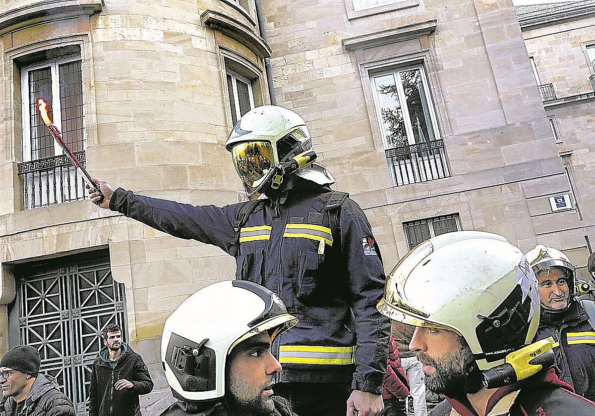 Protesta de bomberos frente a la Casa Palacio de la Provincia.