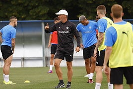 Luis García Plaza da instrucciones a sus jugadores en el entrenamiento.