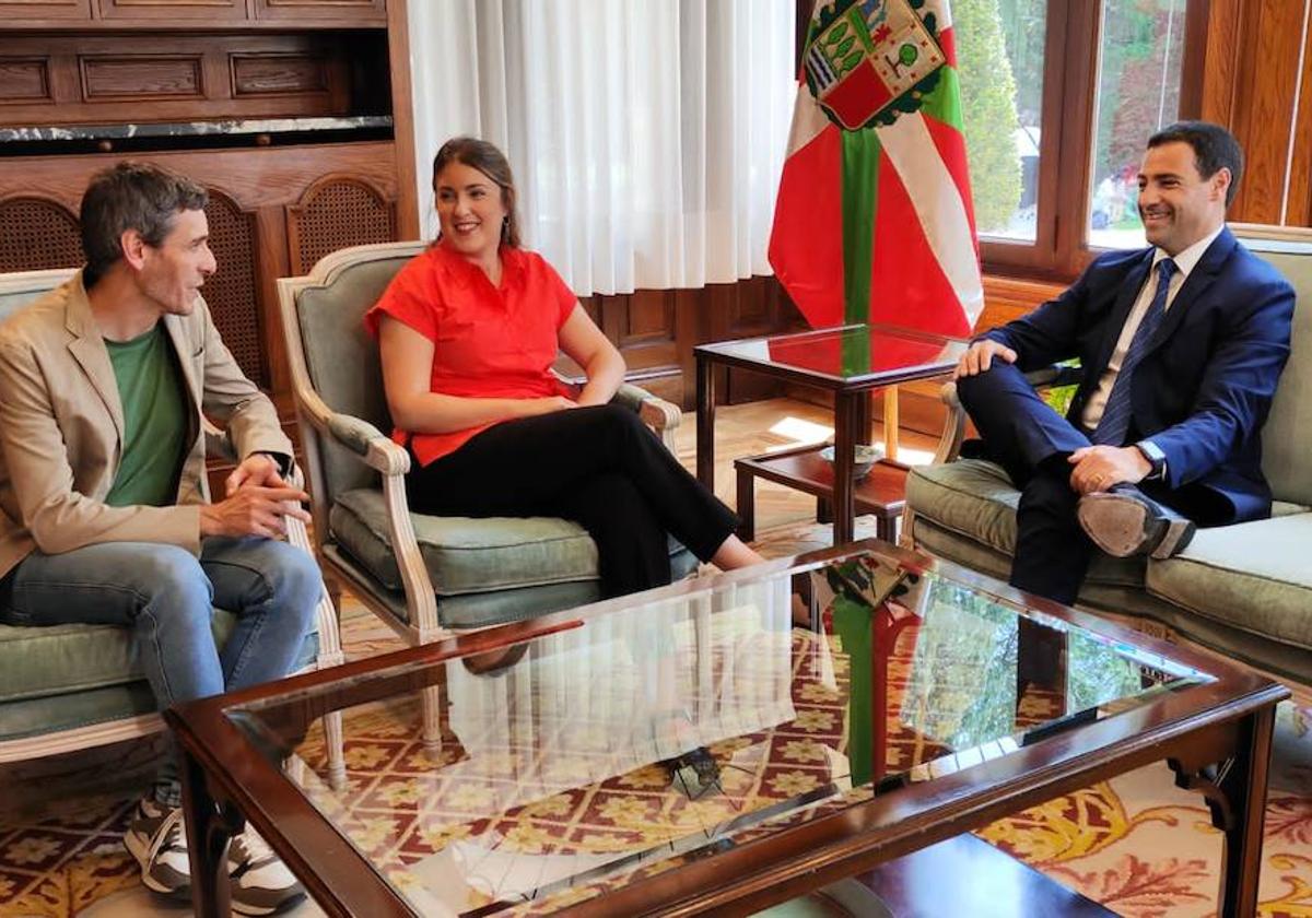 La representante de Sumar en Euskadi, Alba García, y el parlamentario de la formación, Jon Hernández, en su reunión con el lehendakari, Imanol Pradales.