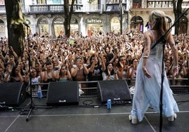 Alba Reche ha calentado el ambiente en la Gran Vía antes del inicio oficial del BBK Live