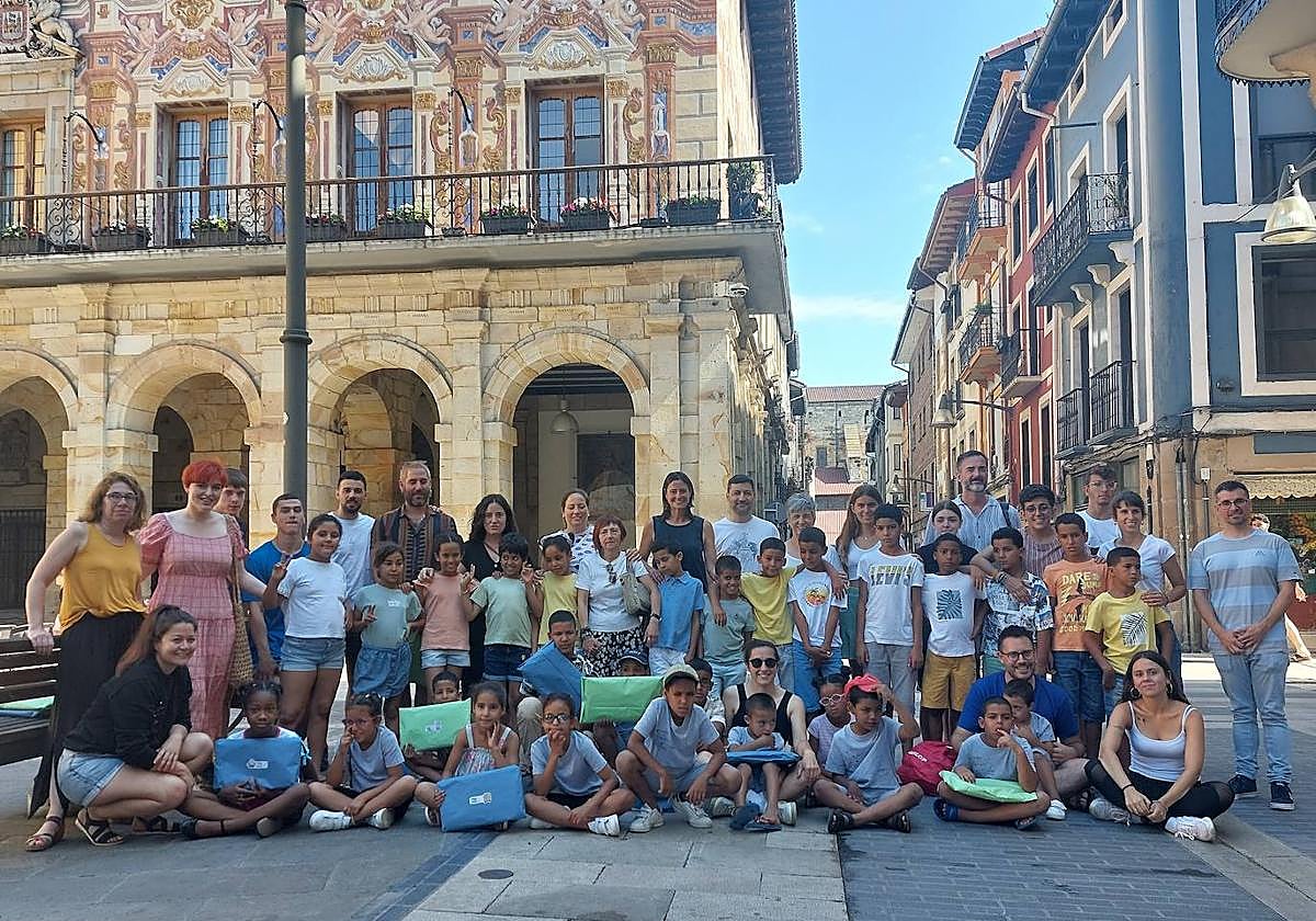 Los menores saharauis fueron recibidos por la alcaldesa y concejales del Ayuntamiento de Durango.