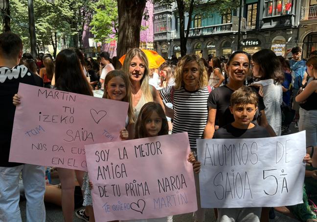 Los txikis Udane, Ane y Ian, y las amatxus Yolanda Fernández, Rocío Santos y Yoli Parda, listos para el concierto