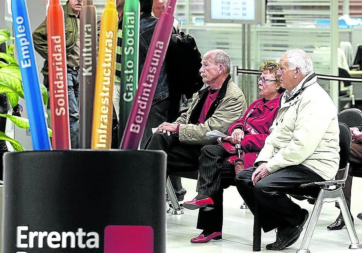 Contribuyentes aguardan en una oficina de la Hacienda foral.