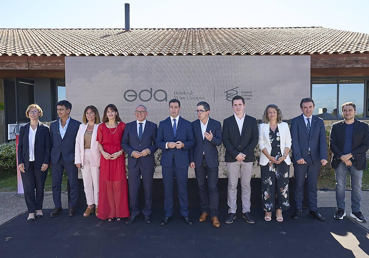 El lehendakari flanqueado por Joxe Mari Aizega y Ramiro Gonzalez, junto con la alcaldesa de Vitoria.