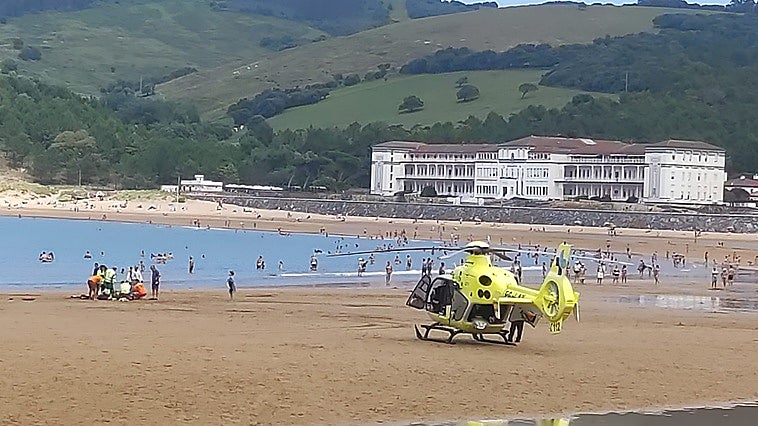 Trasladan a un bañista en helicóptero tras sufrir una parada cardiorrespiratoria en Gorliz