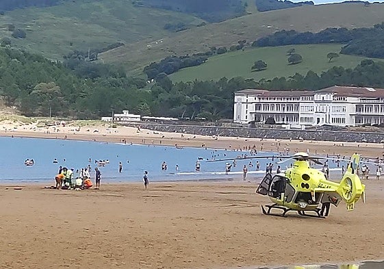 Trasladan a un bañista en helicóptero tras sufrir una parada cardiorrespiratoria en Gorliz