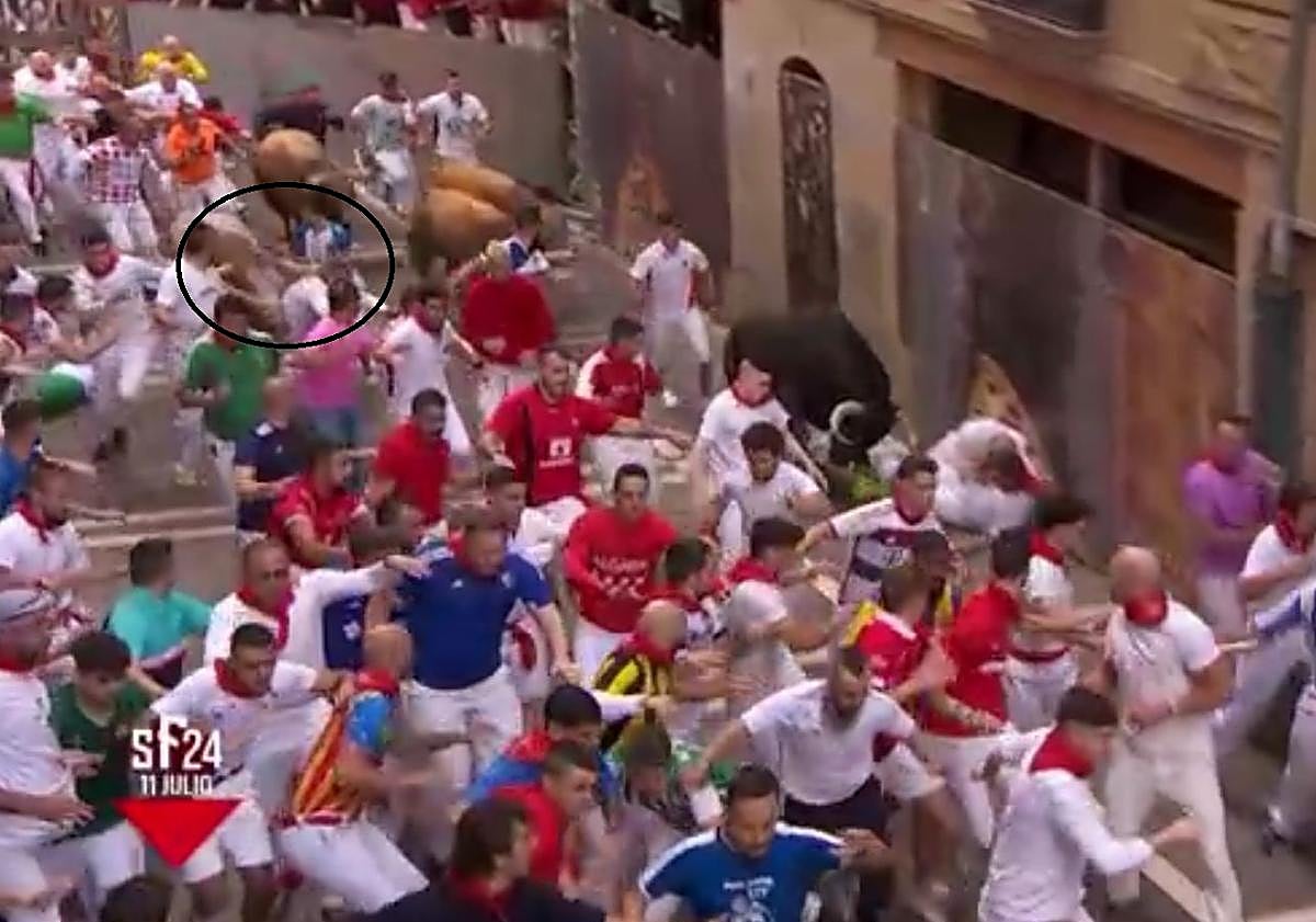 Imagen principal - Secuencia del golpe al mozo y su traslado al hospital.