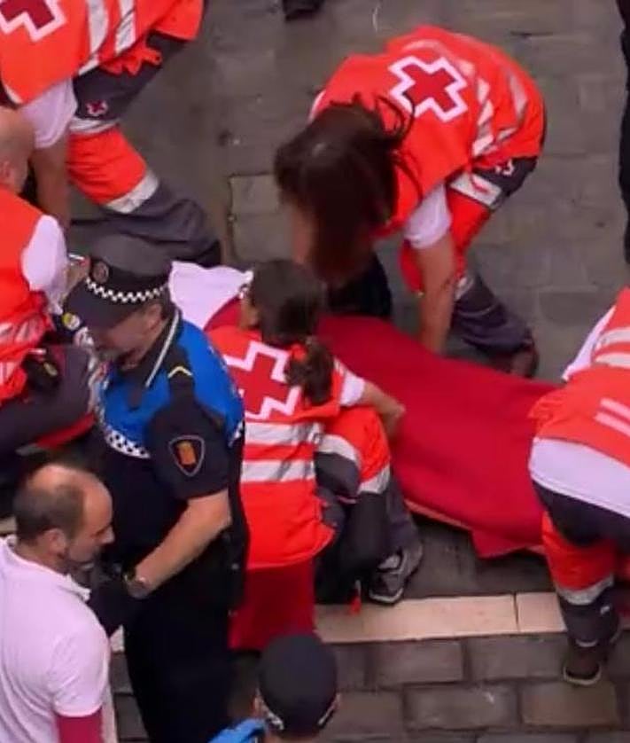 Imagen secundaria 2 - Secuencia del golpe al mozo y su traslado al hospital.