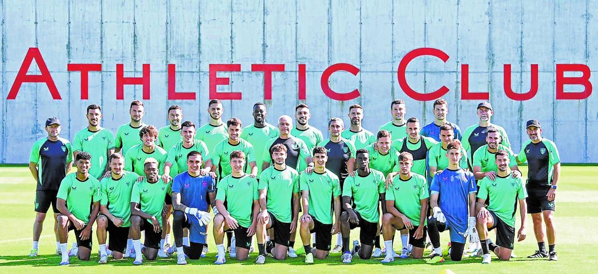 20 futbolistas de la primera plantilla y siete del filial posaron para la foto de equipo junto al cuerpo técnico.