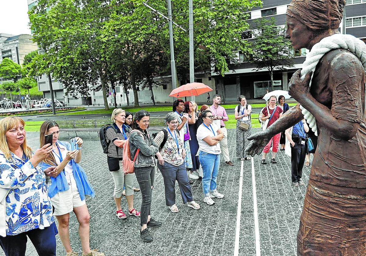 Las estudiantes disfrutaron de una visita centrada en las mujeres que tuvieron un impacto en la ciudad.