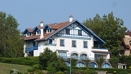 Chalet Aitzgoyen, un ejemplo del estilo neovasco en el municipio.