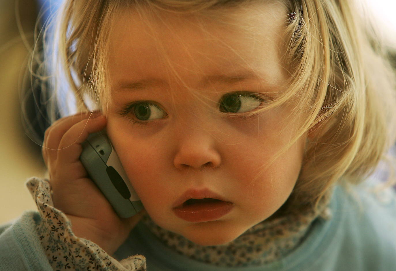 Un estudio analiza qué ocurre cuando le damos un móvil a un niño para calmar su aburrimiento