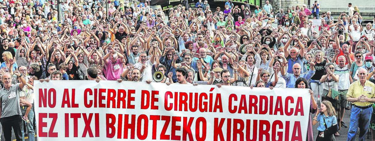 Unas 2.000 personas se manifestaron en junio de 2022 contra la decisión de Osakidetza de cerrar la cirugía cardiaca de Basurto.